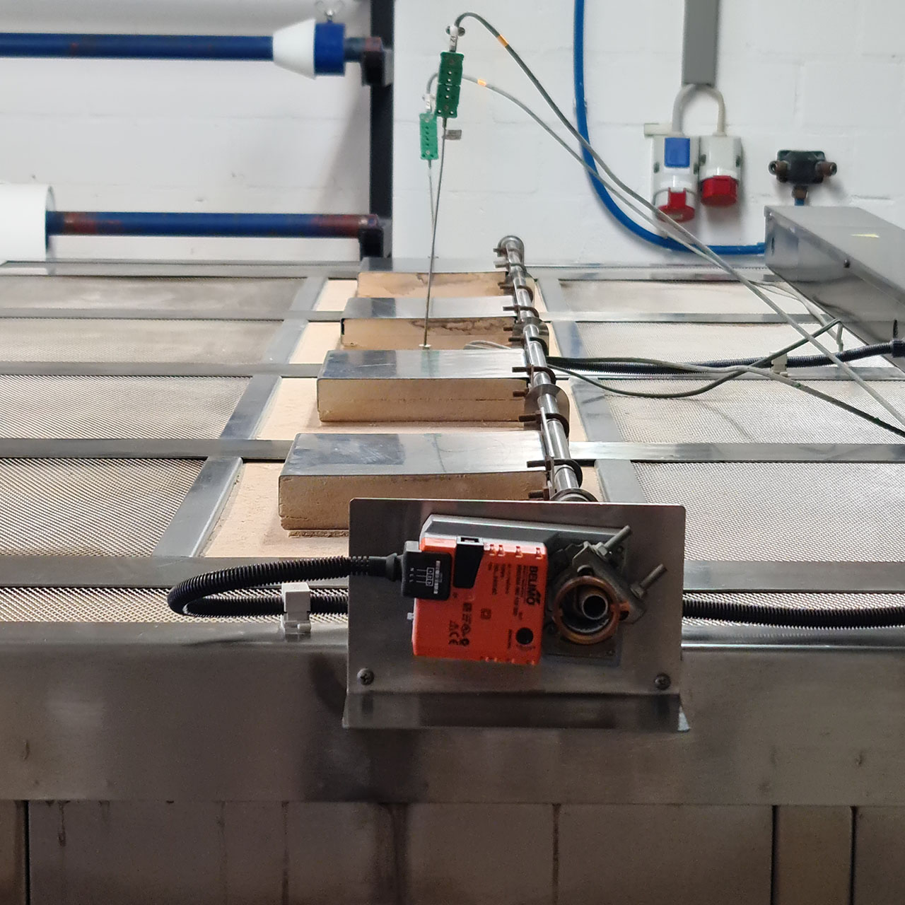 Automatic ventilation flaps in roof, activated by controller PS 8.3-250 - 8.3-400 Automatic ventilation flaps in roof, activated by controller PS 8.3-250 - 8.3-400