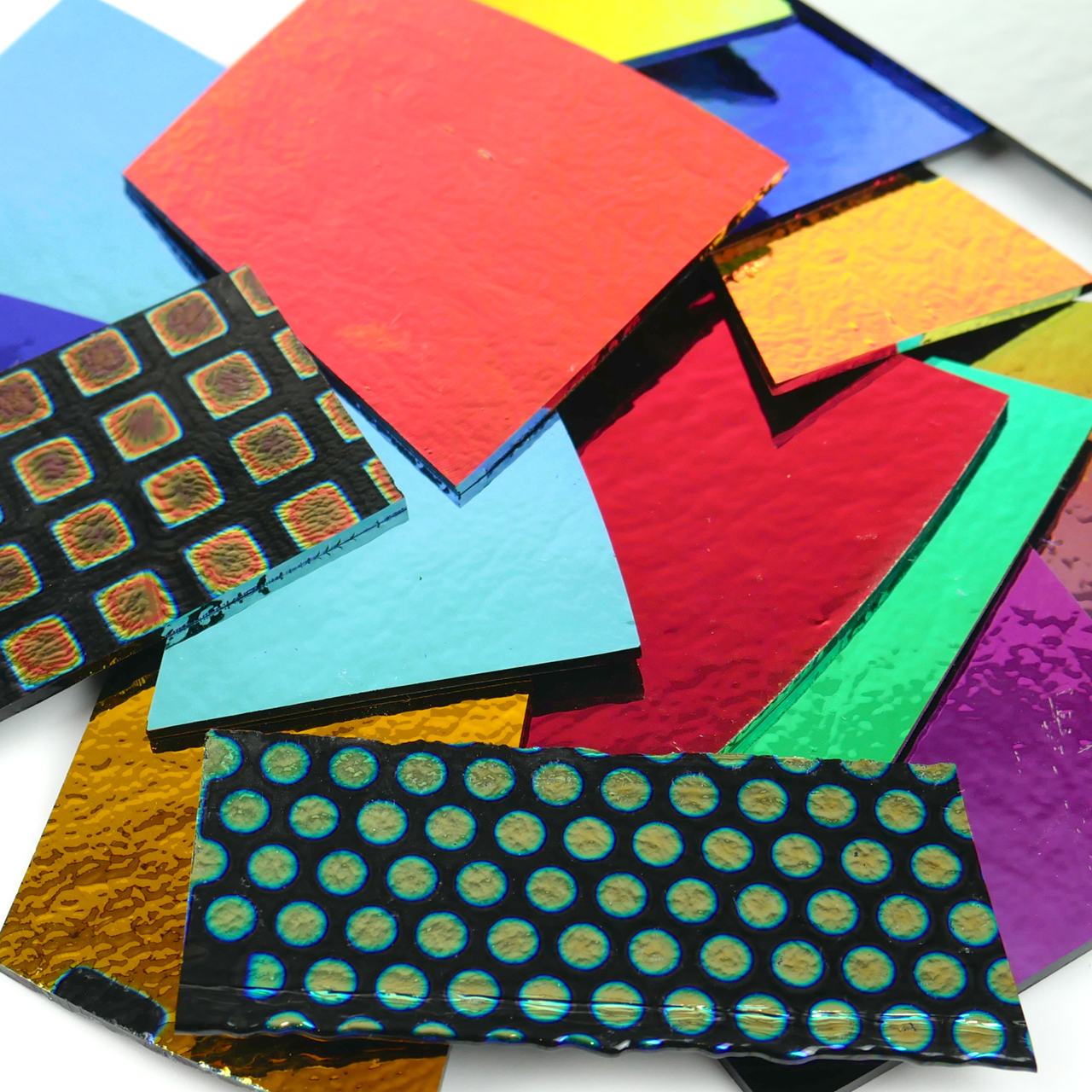 Scrap CBS Dichroic COE90 black Bullseye 1,5mm 0,45 KG Scrap CBS Dichroic COE90 black Bullseye 1,5mm 0,45 KG