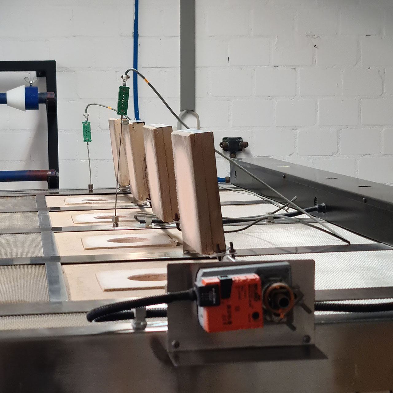 Automatic ventilation flaps in roof, activated by controller PS 1-250 - 3.3-400 Automatic ventilation flaps in roof, activated by controller PS 1-250 - 3.3-400