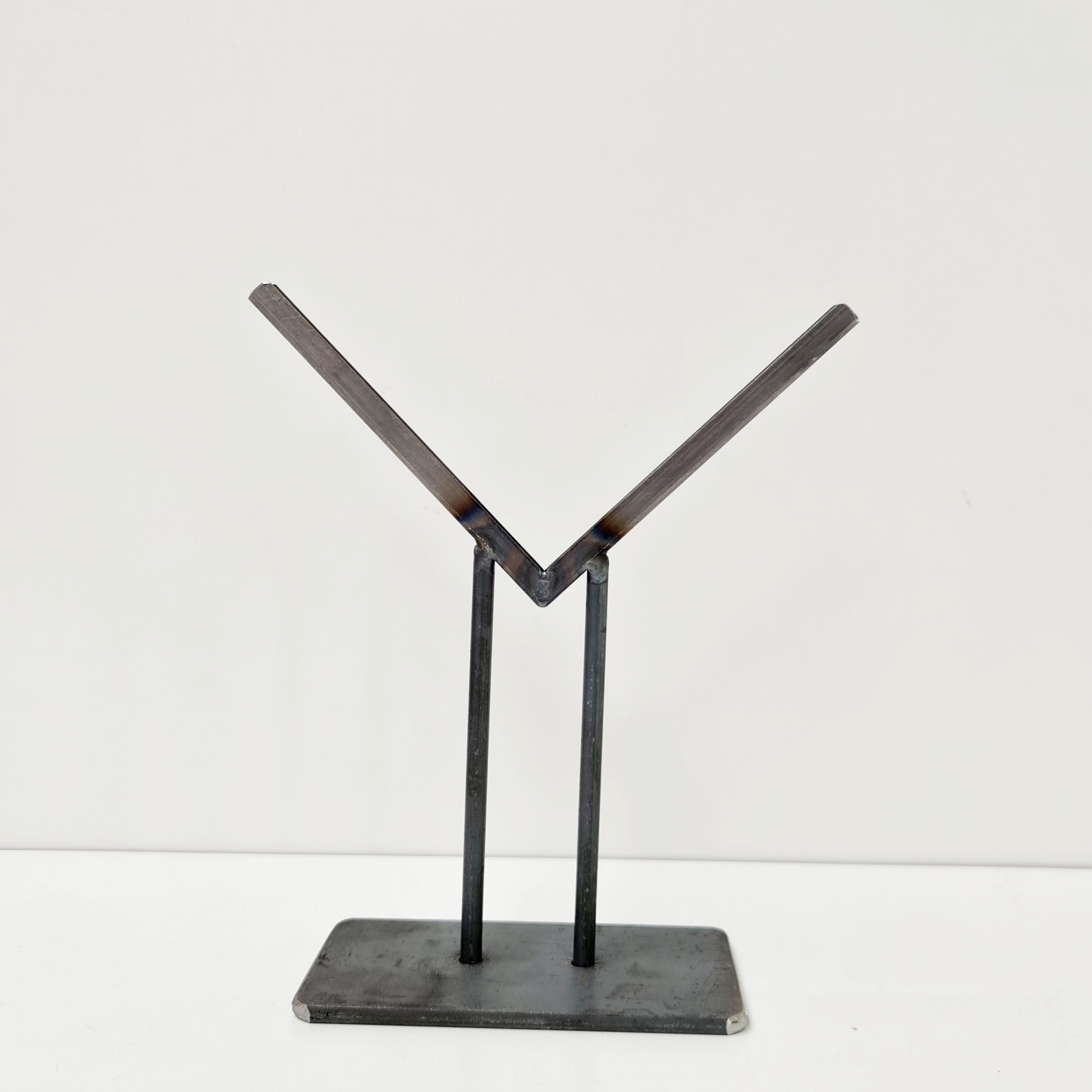 Porte-verre avec surface de pose, en forme de V pour verre carré Porte-verre avec surface de pose, en forme de V pour verre carré