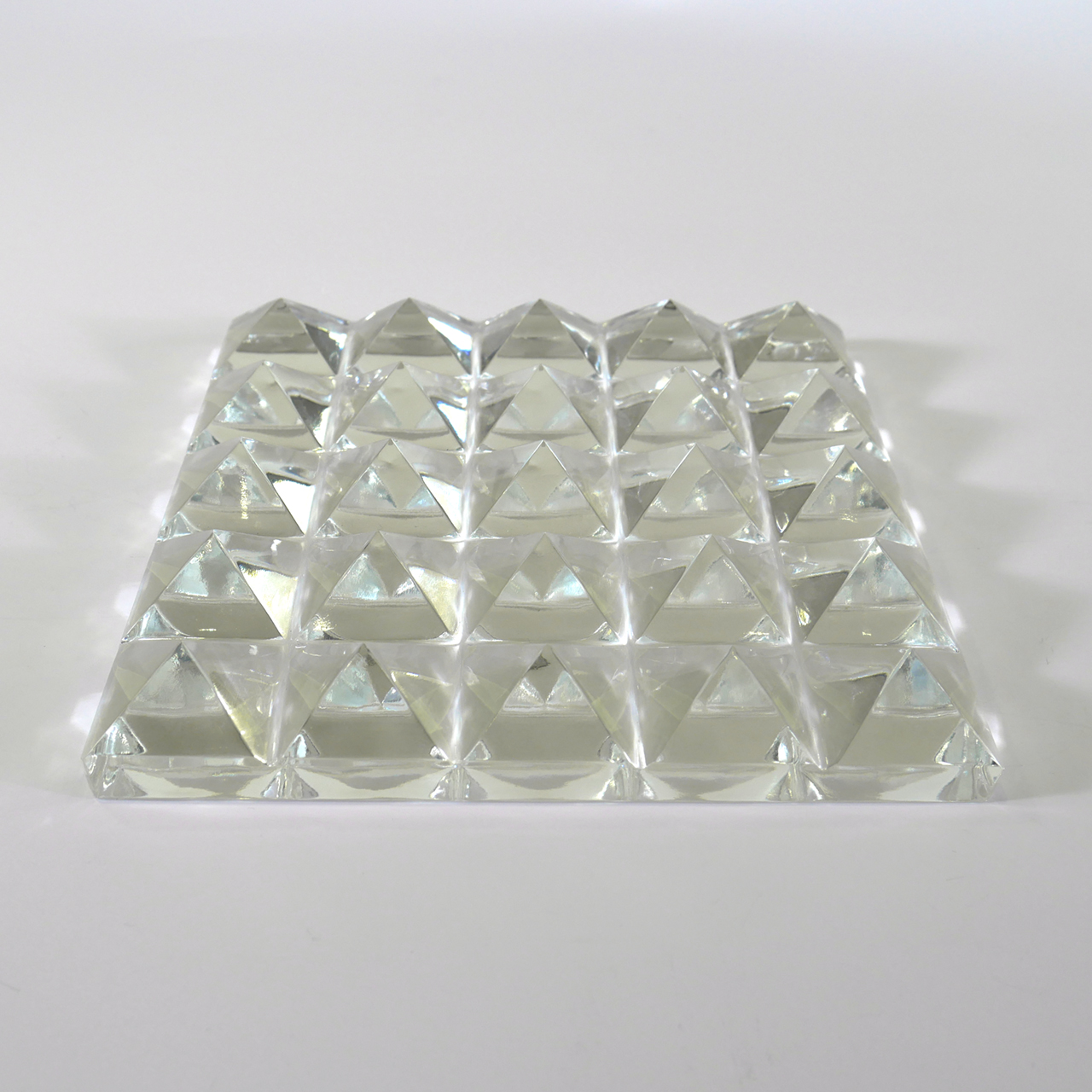 Carreau de verre ca 17x17cm clair - structure avec 25 pyramides Carreau de verre ca 17x17cm clair - structure avec 25 pyramides