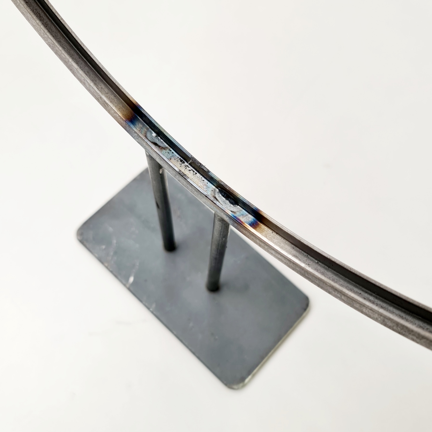 Portavasos con base, semicircular para vaso de 30cm Portavasos con base, semicircular para vaso de 30cm