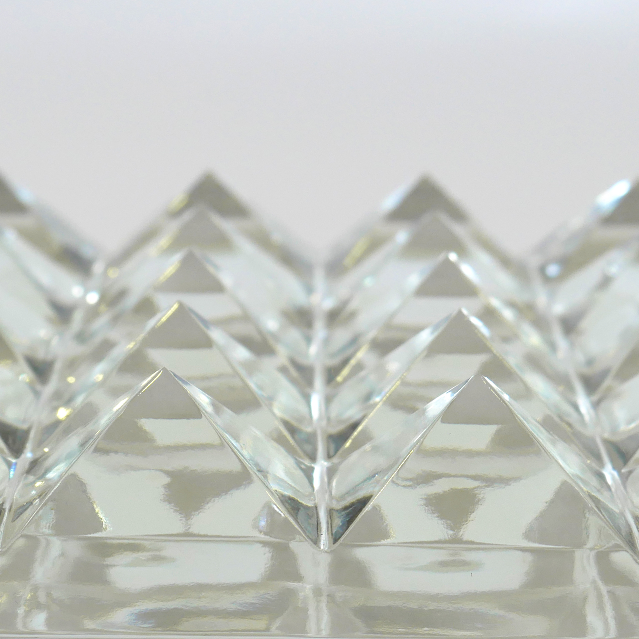 Carreau de verre ca 17x17cm clair - structure avec 25 pyramides Carreau de verre ca 17x17cm clair - structure avec 25 pyramides