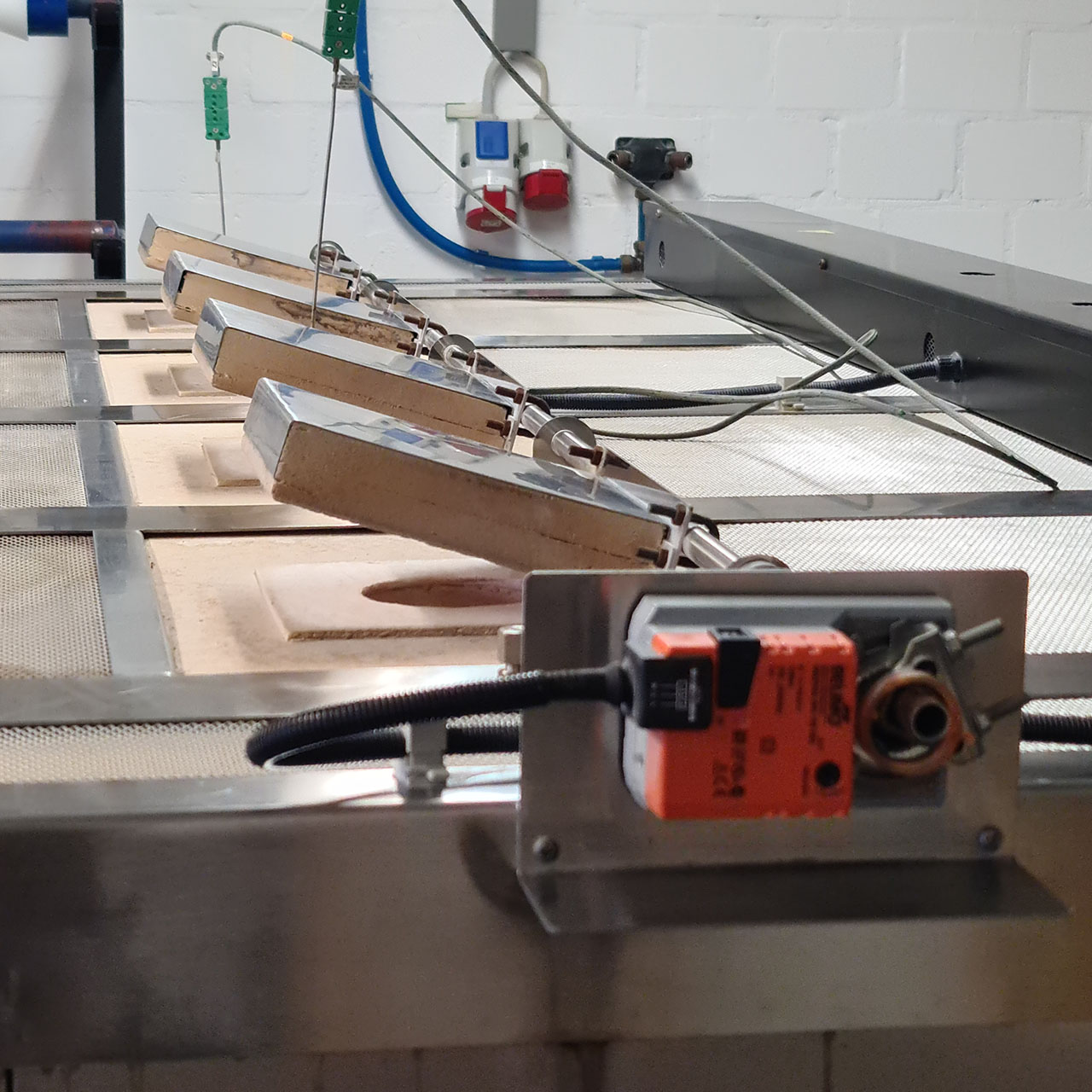 Automatic ventilation flaps in roof, activated by controller PS 1-250 - 3.3-400 Automatic ventilation flaps in roof, activated by controller PS 1-250 - 3.3-400