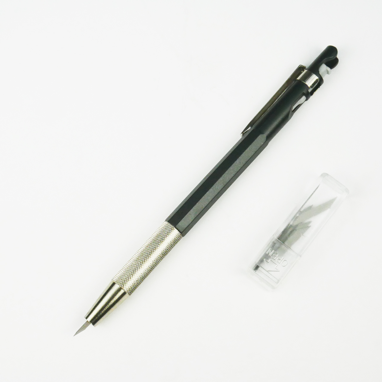Cutter with clip holder Cutter with clip holder